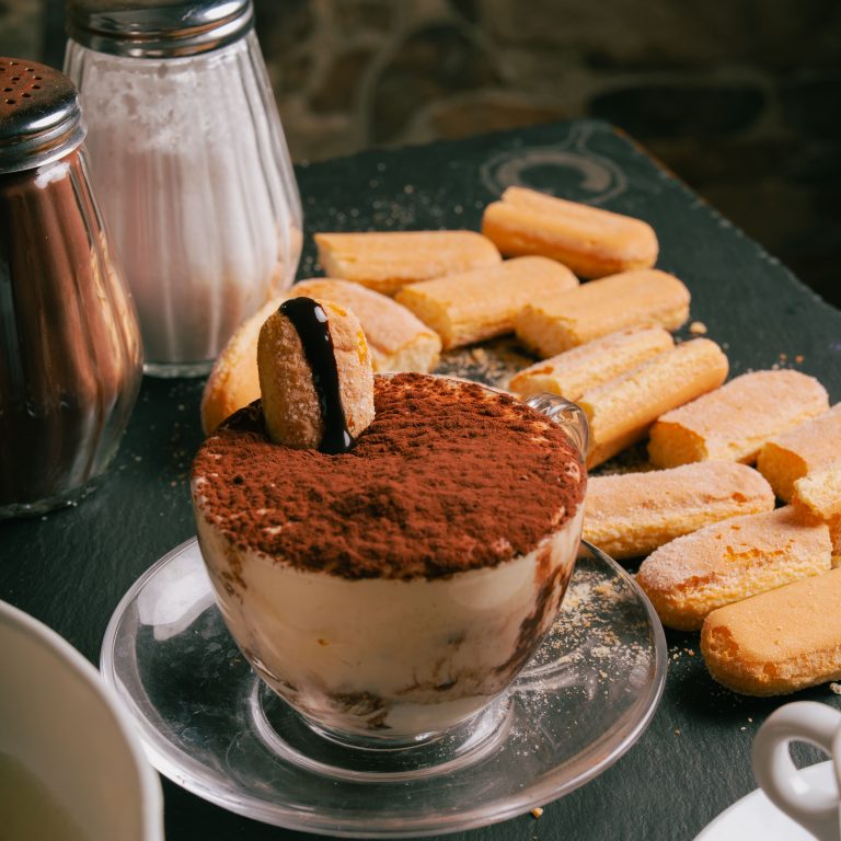 tiramisù classico con savoiardi e caffè