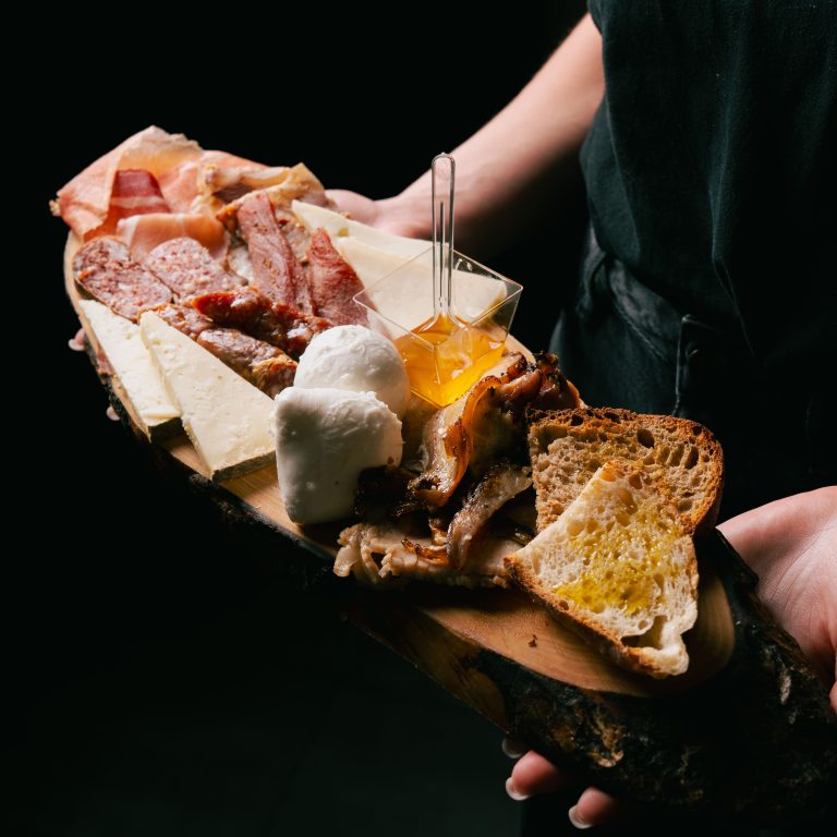 tagliere con salumi e formaggi romani