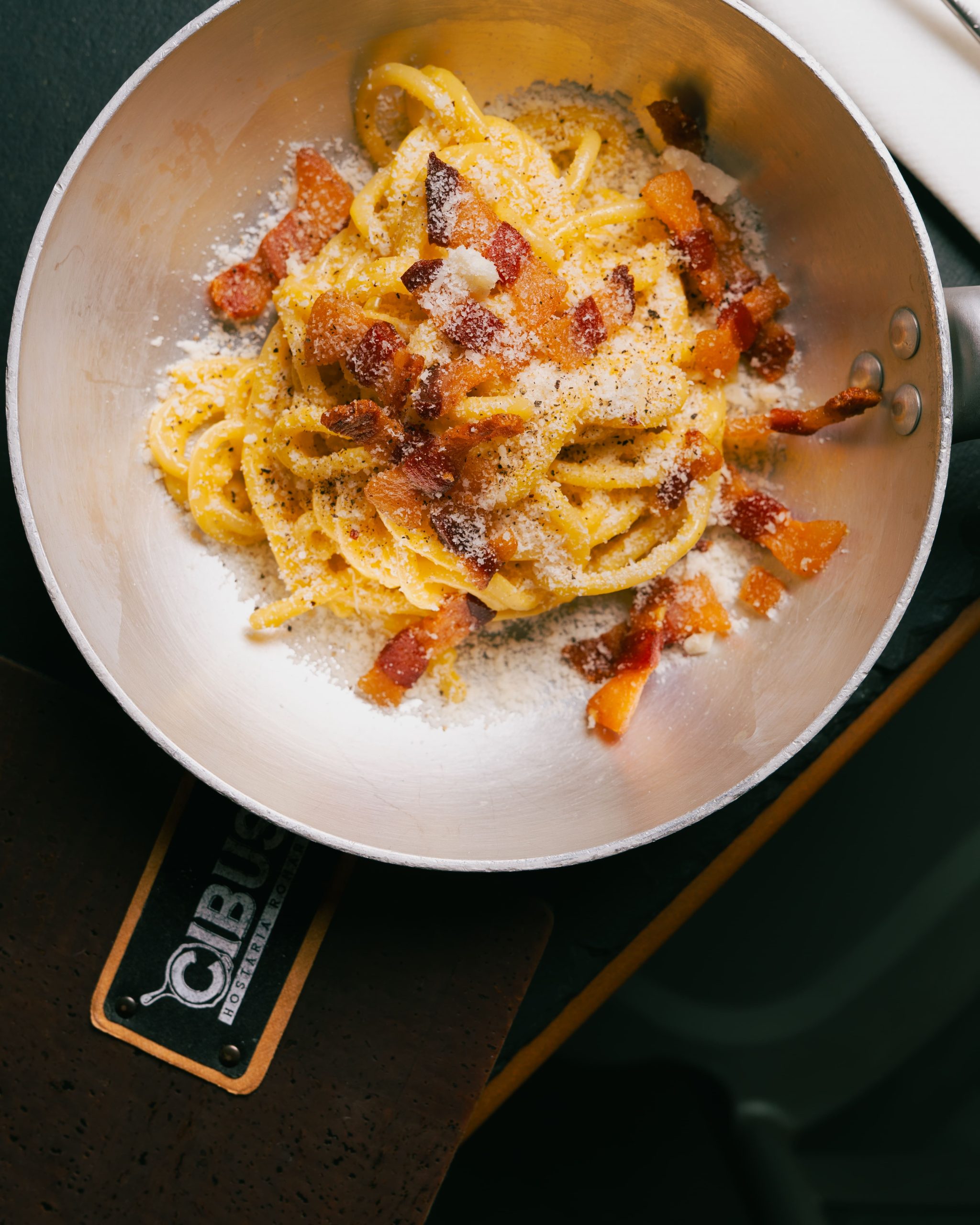 la tipica carbonara con guanciale e pecorino del ristorante cibus a civitavecchia